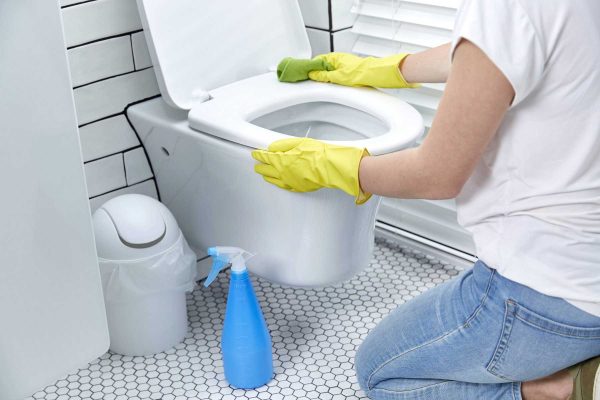 cách vệ sinh bồn cầu thông minh